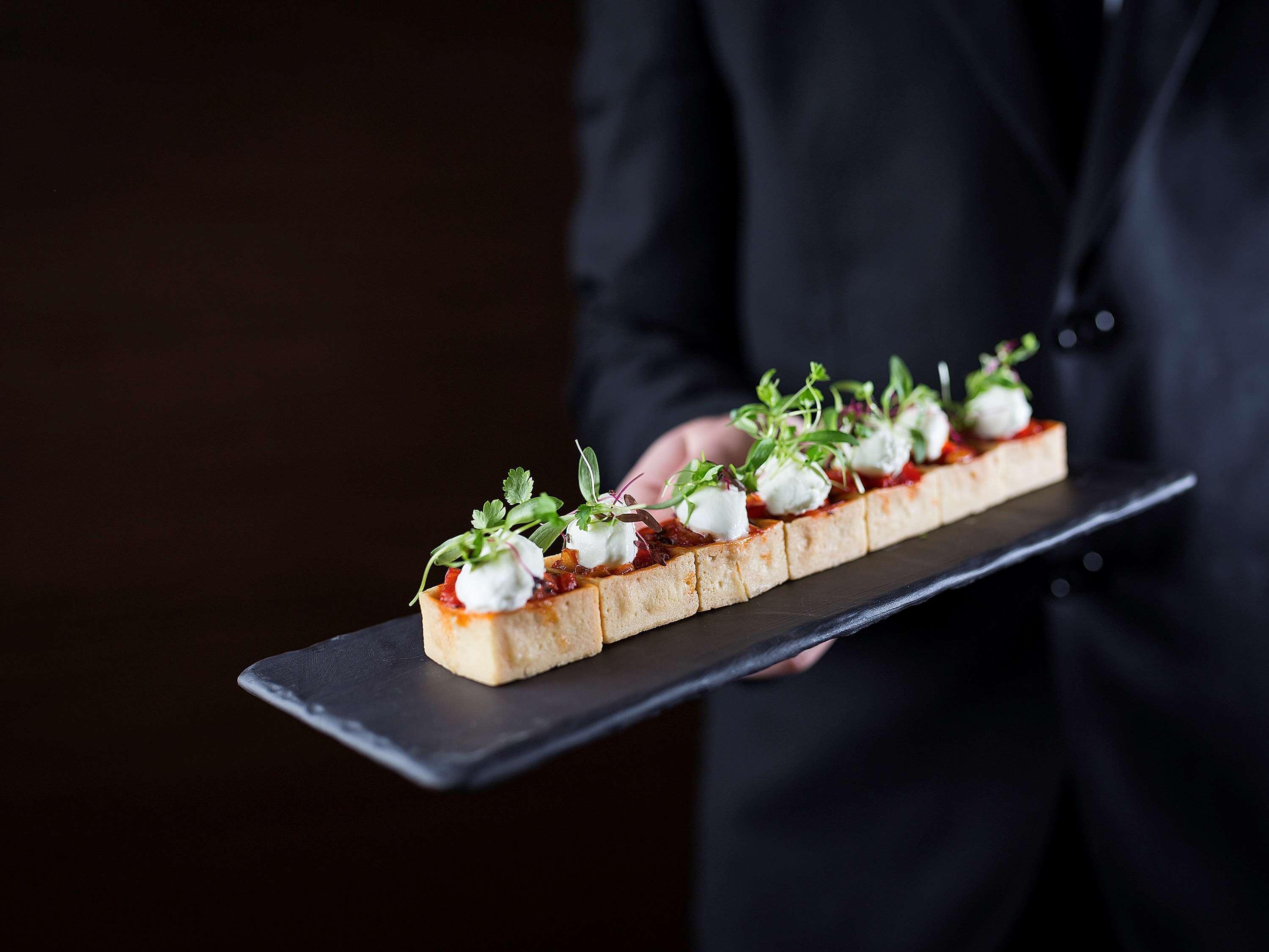 Pullman Sydney Olympic Park Sidney Exterior foto A server holding a plate of finger food