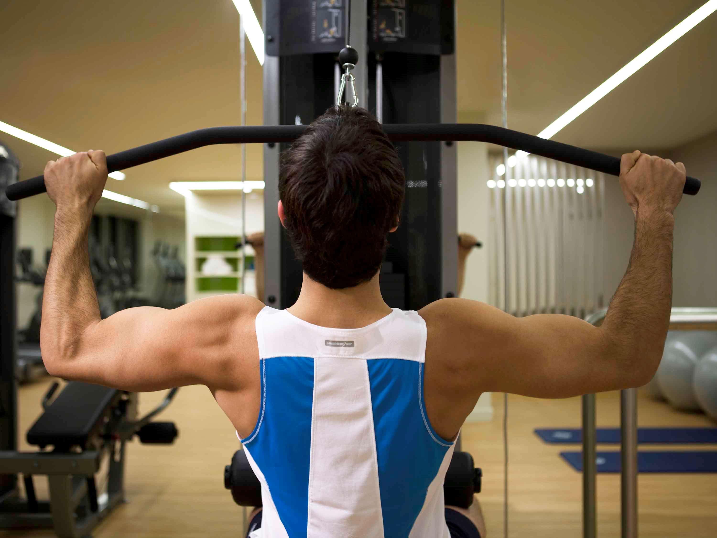 Pullman Sydney Olympic Park Sidney Exterior foto A man using a lat pulldown machine