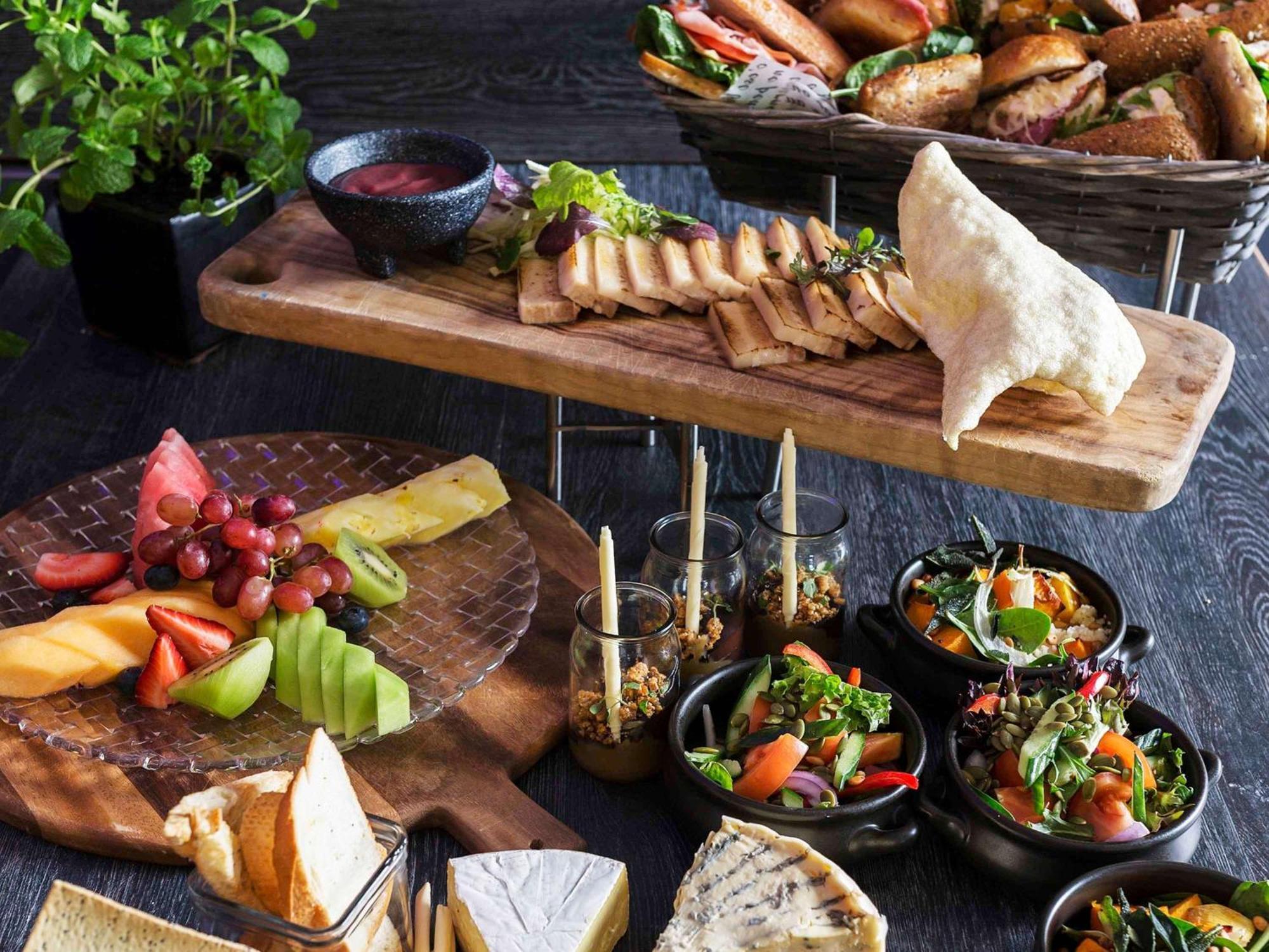 Pullman Sydney Olympic Park Sidney Exterior foto A selection of tapas