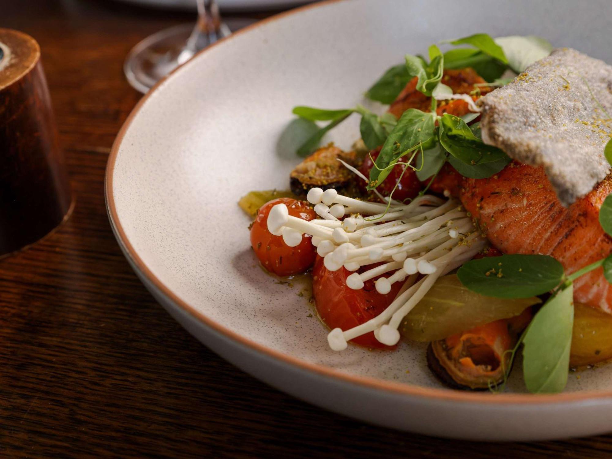 Pullman Sydney Olympic Park Sidney Exterior foto A salad with golden needle mushroom