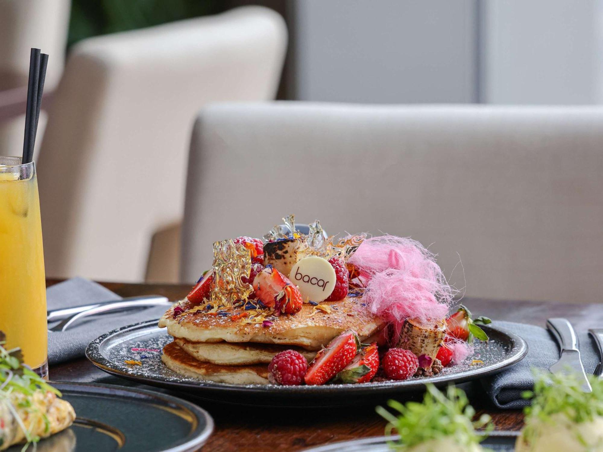 Pullman Sydney Olympic Park Sidney Exterior foto A stack of pancakes with fruit