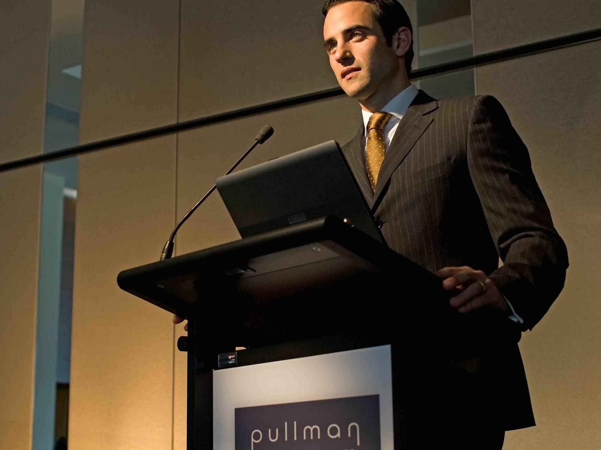 Pullman Sydney Olympic Park Sidney Exterior foto A man speaking at a podium
